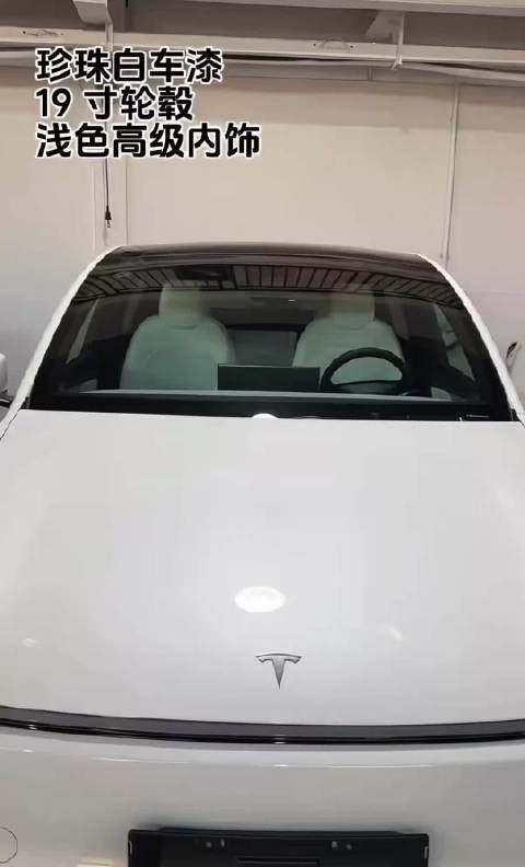 特斯拉交付中心展示焕新版Model Y，深色顶配质感升级