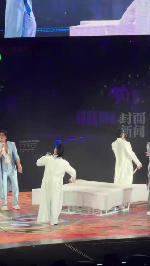 耍帅失败...吴建豪甩掉地球把话筒甩掉