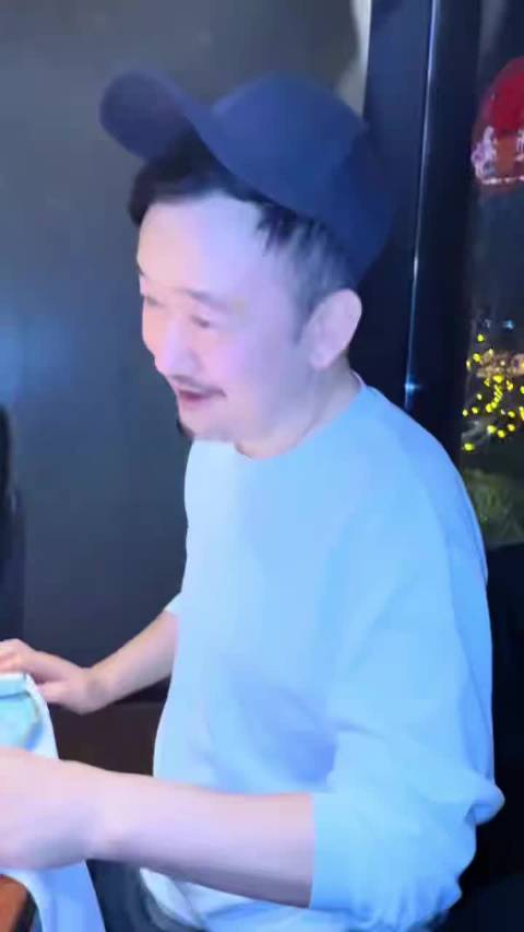 肖央王太利穿粉色套装跳海豹舞引热议