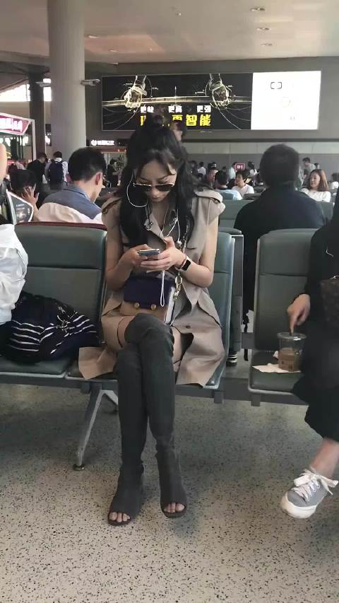 路人视角下的韩雪高铁站直拍 被人搭讪贴心的解答问题