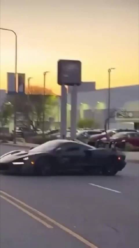 新手驾驶大马力后驱车失控致巨额损失