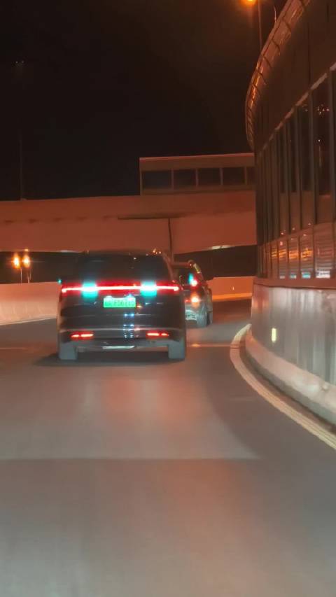 合肥城区多款华为乾崑智驾车型上路，问界新M7小蓝灯醒目