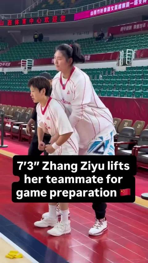 张子宇的这件赛前热身器具有点奇怪