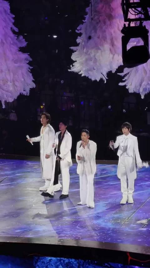 言承旭吴建豪周渝民阿信成都开唱，万人合唱流星雨