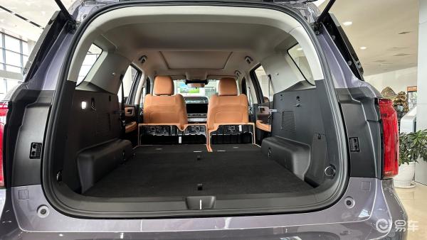 新哈弗H5的后排座椅采用坐垫前翻、靠背放倒结构放倒座椅后_易车