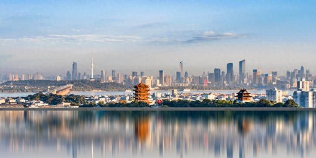 武汉黄鹤楼和城市天际线创意水面倒影。视觉中国 图