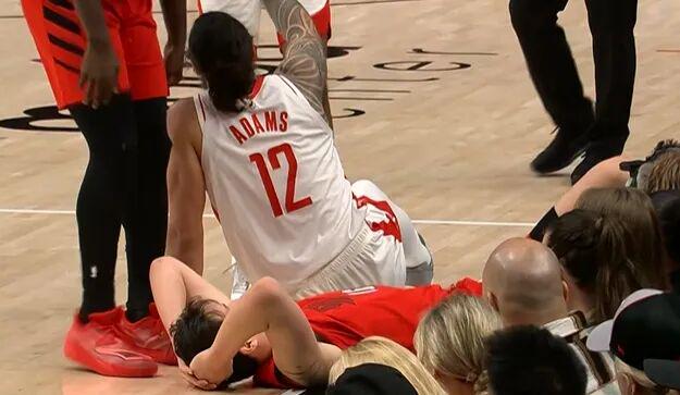 杨瀚森太拼了，飞扑抢断海王，头差点被坐爆了，太惊险了！