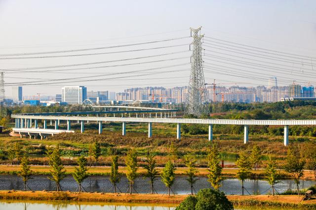 武汉光谷空轨旅游线，光谷中央生态大走廊空轨旅游线轨道全景远眺。视觉中国 图