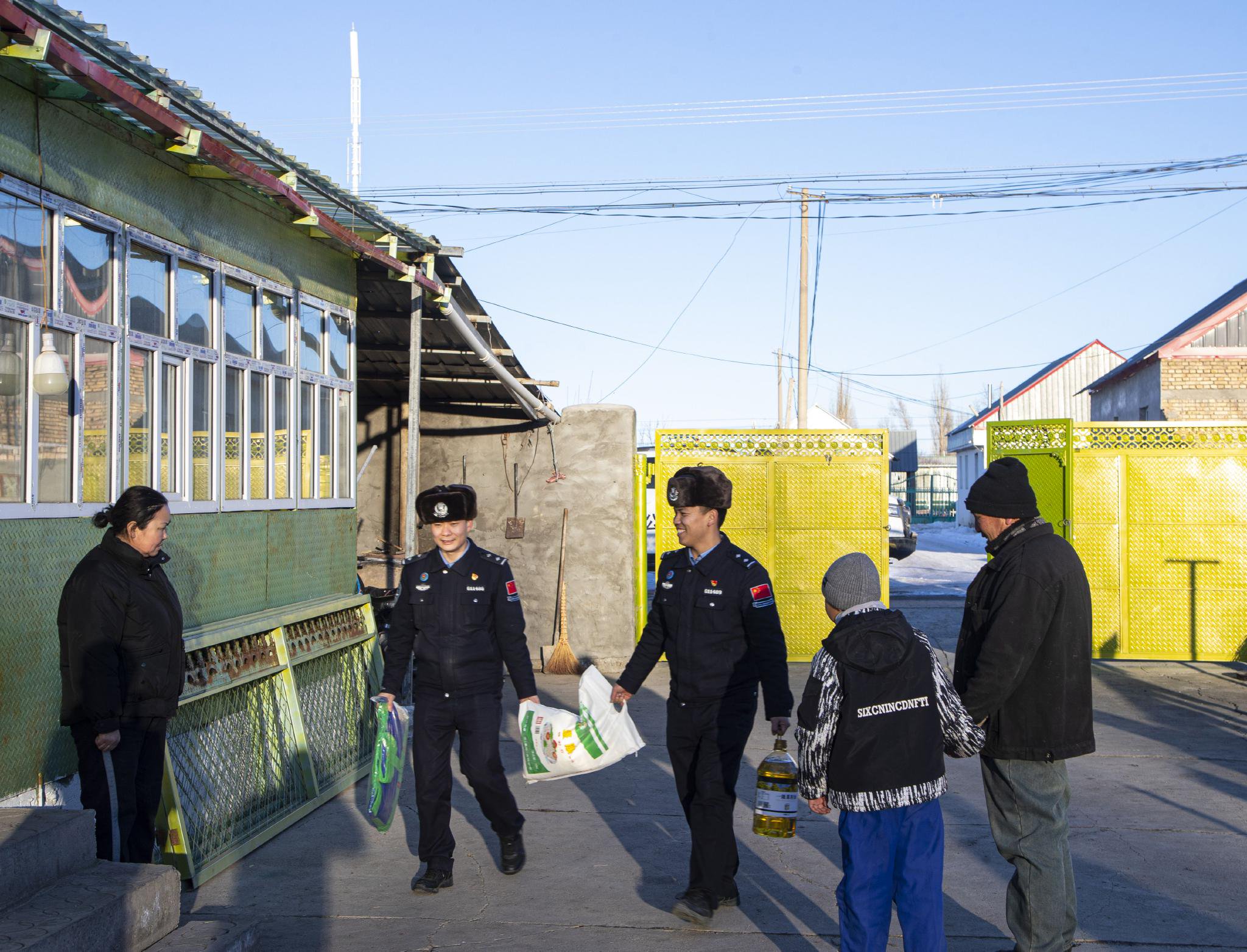 民警來到困難學生家送上慰問品。伊犁邊境管理支隊供圖