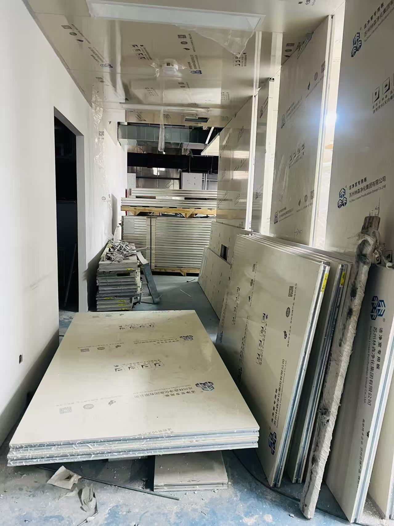 施工現場過道堆滿了木板等裝修材料。經開區消防供圖