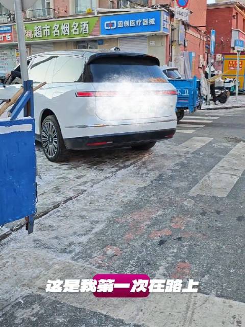 第一次在路上看到 白色蔚来ES8 体量感真好 那么白色蔚来ES9真的是庞然大物