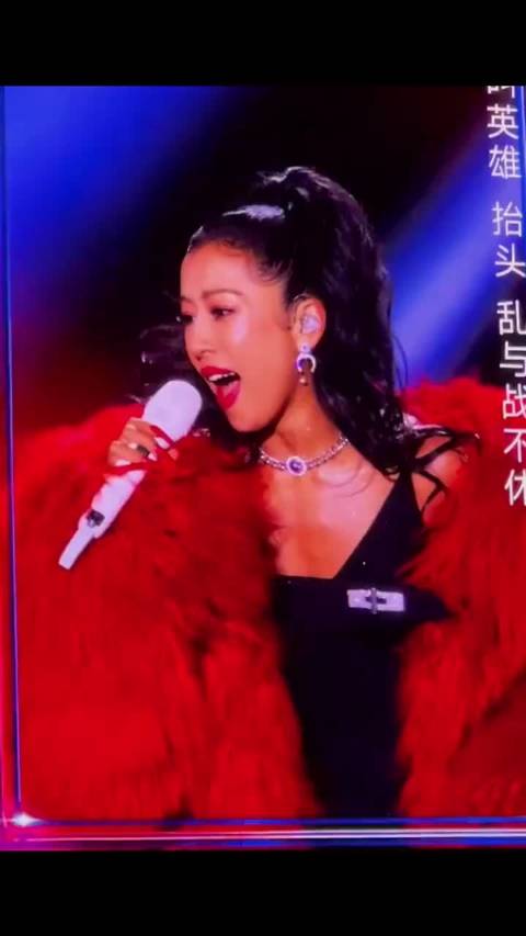 吉克隽逸跨年晚会踢裙摆燃炸舞台