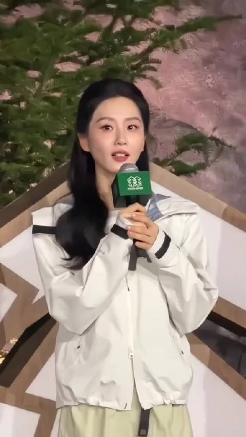 刘诗诗、胡歌上海活动同框，诗歌再续仙剑兄妹情嘻嘻刘诗诗嘻嘻嘻嘻胡歌