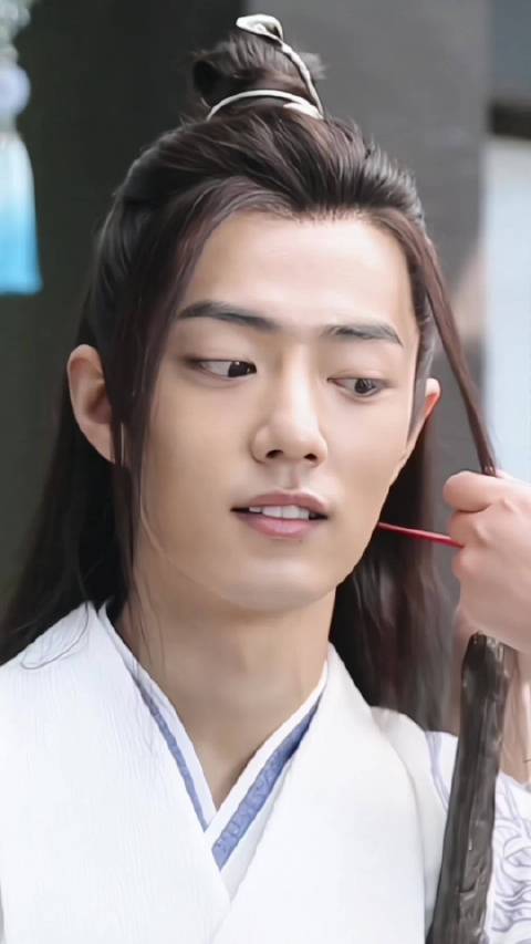 肖战白衣造型再现魏无羡经典角色