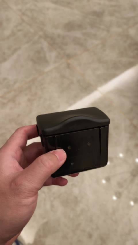 雅阁右后门烟灰缸无故松动，车主拆下弃用