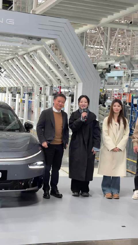 小鹏总给三位小鹏P7+车主现场交付新车 恭喜恭喜哇