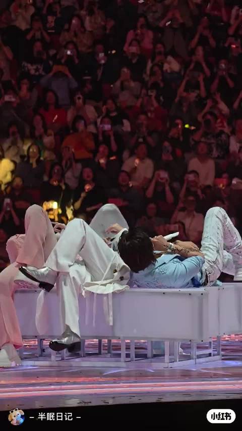 言承旭偷袭我方周渝民 周渝民被言承旭咬了！ 啊哈哈哈哈哈哈哈哈