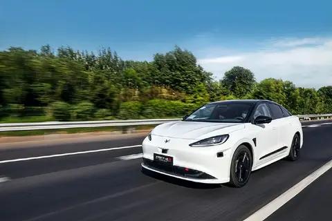 25万不到预算！小鹏P7 对比极狐阿尔法S该如何选