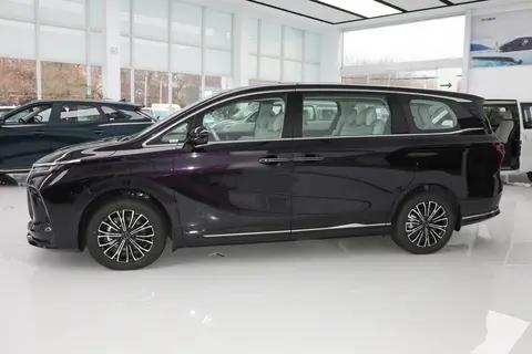 大7座布局，配双侧滑门，综合续航1300km，这款MPV适合家用