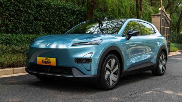 深蓝S05以紧凑型SUV的身形拥有堪比中型车的宽敞空间_易车