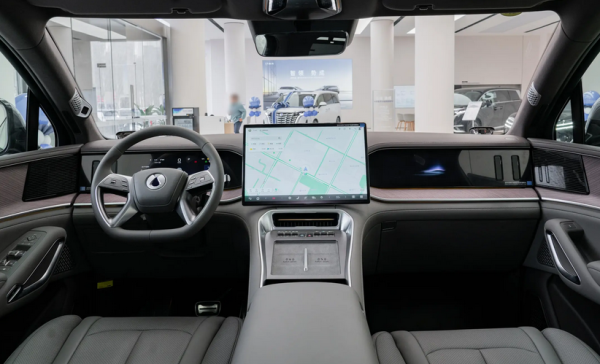 腾势N9车内储物空间丰富在一些狭窄的停车环境中_易车