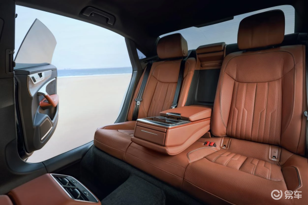 上汽奥迪A7L在设计上充分考虑了空间利用的合理性车内空间的设计同_易车