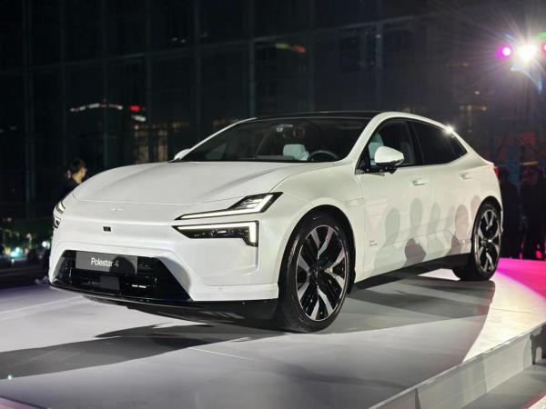Polestar 4极星4采用了单电机和双电机的不同动力组合_易车