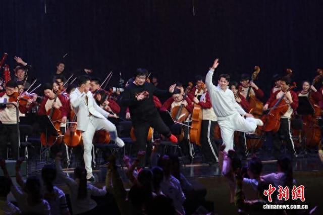 1月10日晚,嘉兴大潮爱乐乐团指挥俞潞(左二)跟随刘畊宏(左一)学习健身动作。孙琳茹 摄