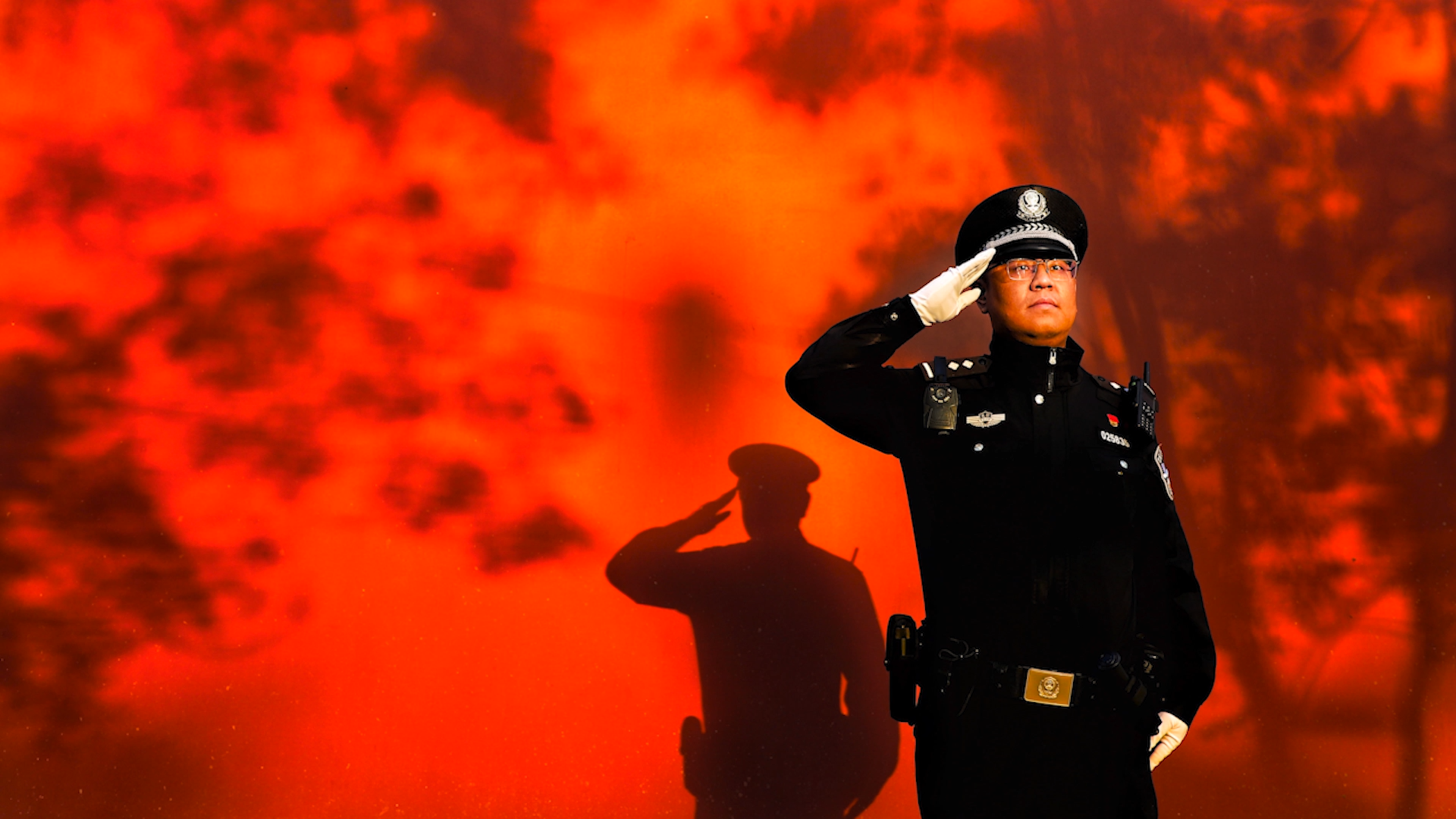 崔申迪在紅牆前敬禮。首都文明辦供圖