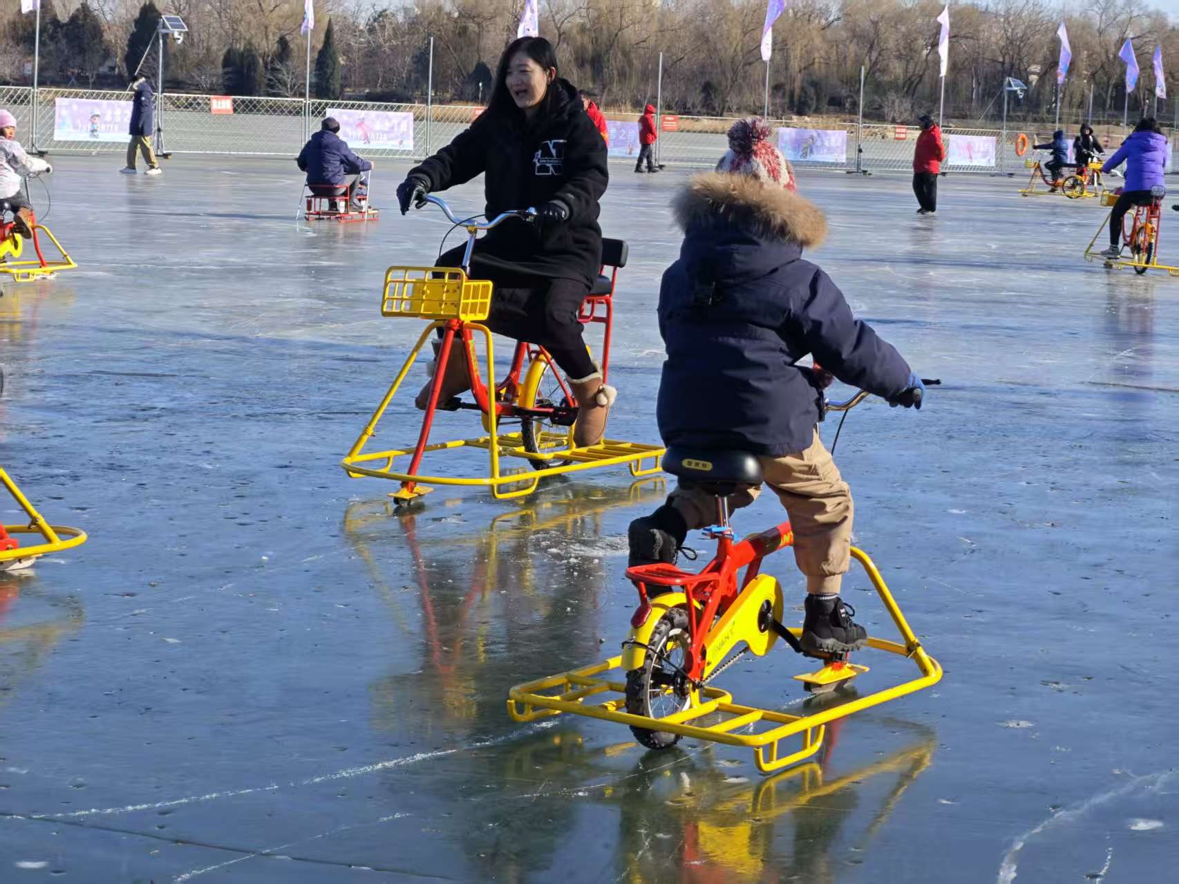 本週末，玉淵潭公園冰場開啟試營業。玉淵潭公園供圖