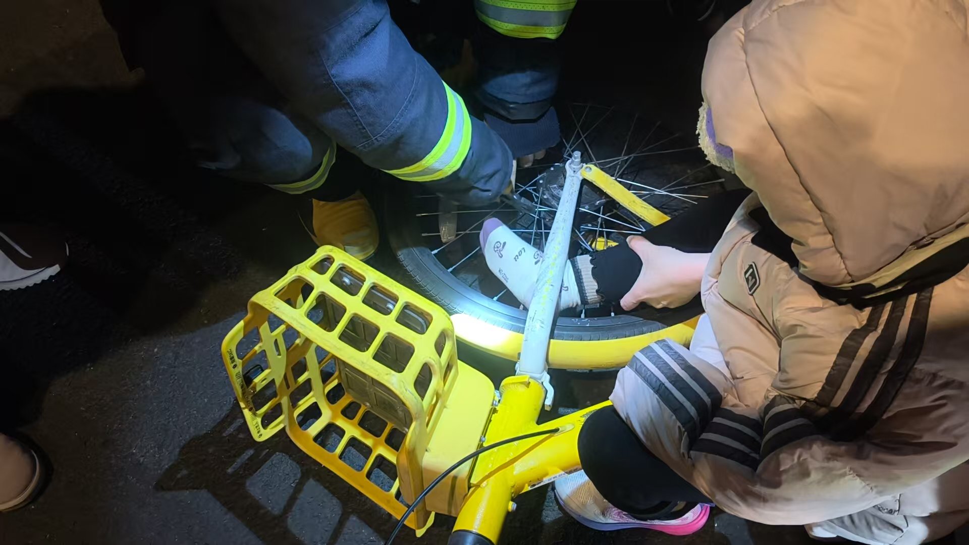女童的右腳被牢牢卡在共享單車前輪輻條與車架中。石景山消防供圖