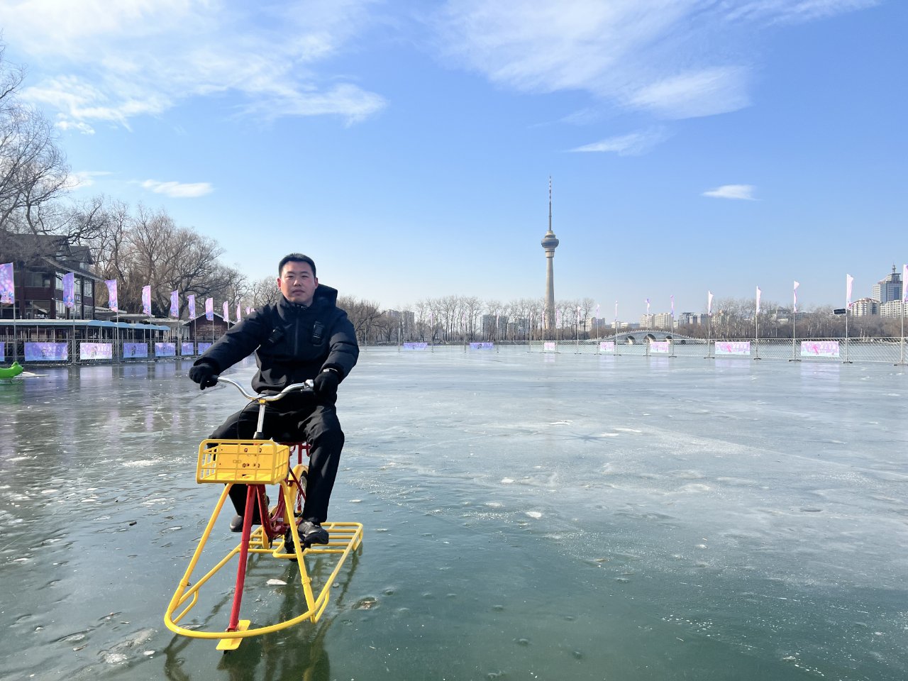 玉淵潭公園冰場籌備期間，工作人員在測試冰車。玉淵潭公園供圖