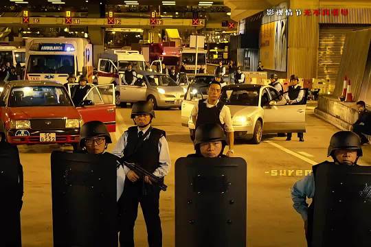 网友质疑电影情节逻辑,称应打断角色腿