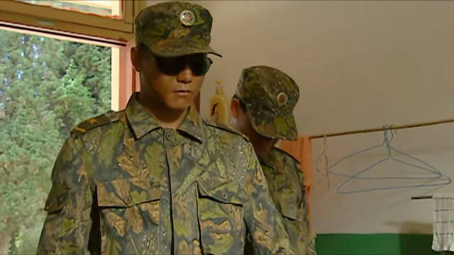 士兵突击：许三多突然被掰开嘴，正要发怒，抬头一看竟是老战友！