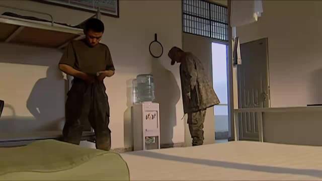 士兵突击：成才穿军装臭美，让许三多给他敬礼，许三多贼逗：凭啥！