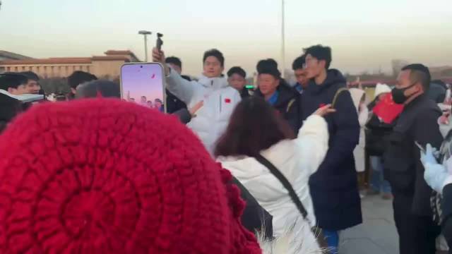 今天一早，不少市民游客在天安门广场看升旗仪式偶遇