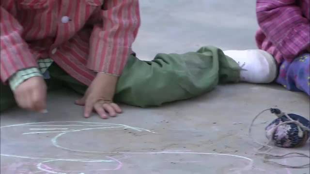 金婚：庄嫂一句摊鸡蛋饼，燕妮馋的小脑袋爬门缝，当妈的丢人丢大