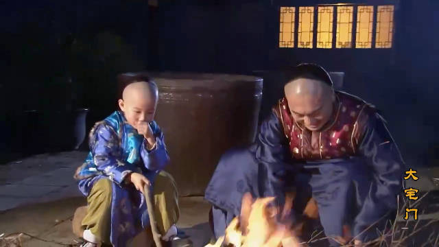 大宅门：二奶奶把二爷和白景琦赶出屋，爷俩在外面烤火