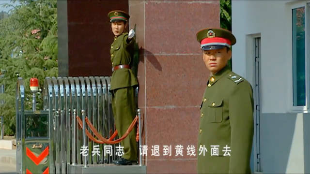 士兵突击：许三多翻墙进了军区，没想到被汽修班给抓住关在办公室了！