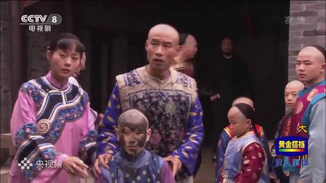 《大宅门》白景琦被关门外仍不知错，见乞丐乞讨反觉有趣