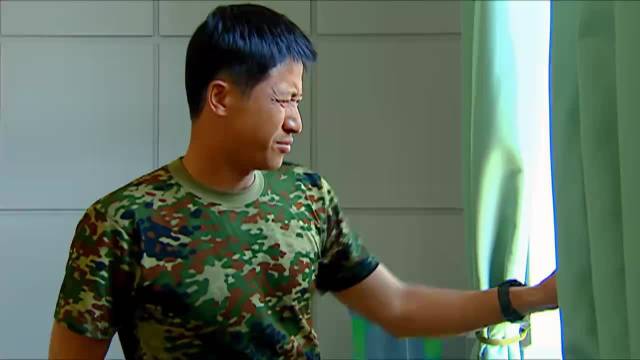 士兵突击：许三多躲闪速度太快，老兵摔个大马趴，连长看得直乐呵！