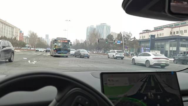 小鹏P7+辅助驾驶现识别缺陷，待转区不启动致闯红灯