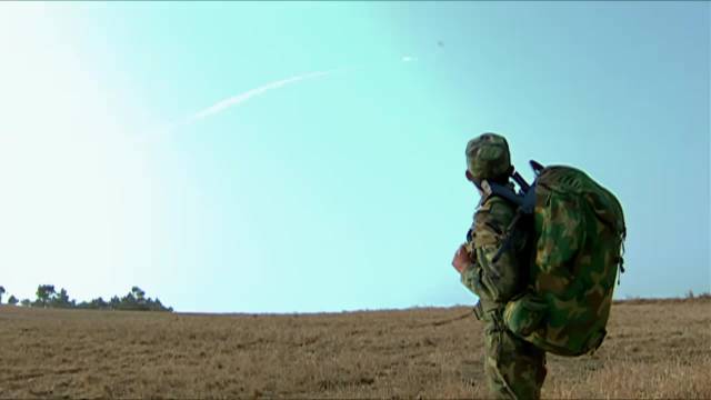 士兵突击：班长夸炮弹精确，不料打三次才中，许三多没眼色使劲说！