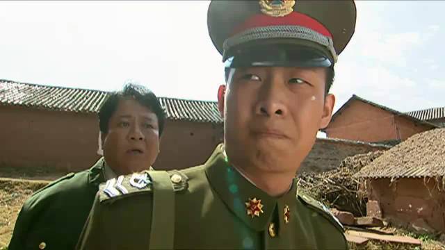 士兵突击：许三多被亲爹狠揍，解放军看不下去，放话一年让变个人！