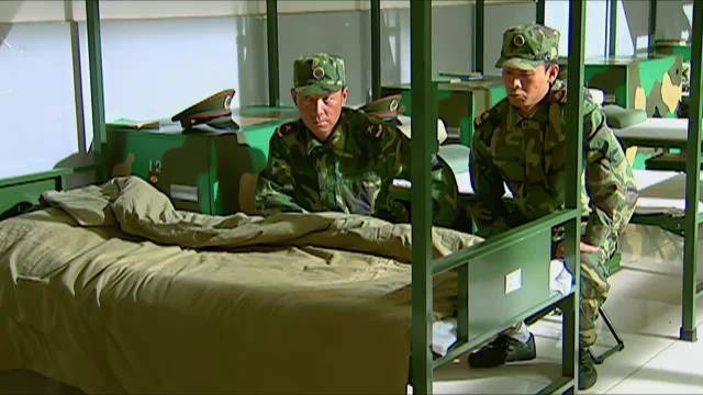 士兵突击：许三多为叠豆腐块，往被子上故意洒水，班长发现都无奈！