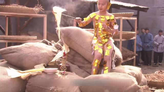 大宅门：小少爷光着身子贴满金条，还大摇大摆地坐在草药包上点火玩