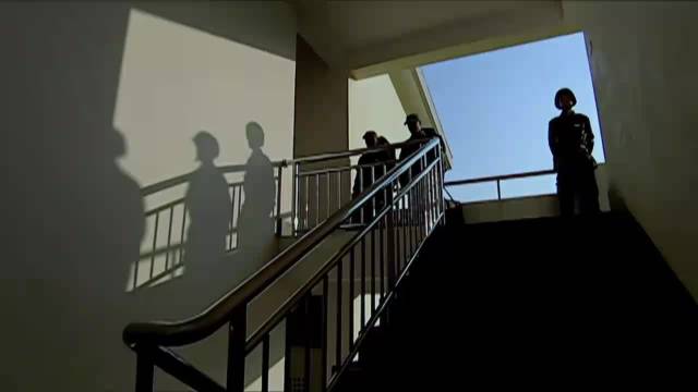 士兵突击：吴哲忙着收拾他的书，集合迟到了，被齐桓当众怒骂！