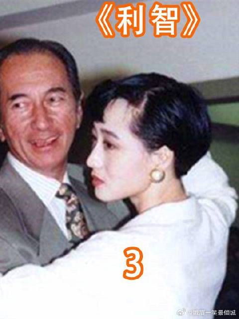 何鸿燊把穿着礼服的利智一把搂进怀里，注意利智的表情，太真实了