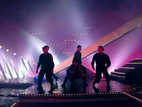 那一年他们风华正茂：阿日阿月来啦，舞的风格好似郭天王和小旋风