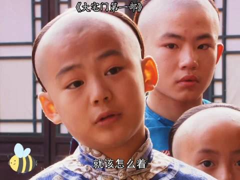 幼年白景琦顽劣惹祸被罚跪门口要饭